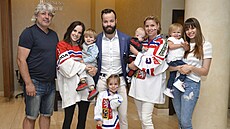 Hokejová rodina pohromad: uprosted Radko Gudas, zleva jeho otec Leo, manelka...