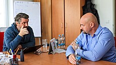 Sportovní manaer Zbrojovky Zdenk Psotka (vlevo) v rozhovoru s Liborem...