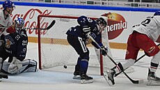 Jáchym Kondelík koriguje skóre v zápase s Finskem na eských hokejových hrách.