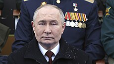 Ruský prezident Vladimir Putin bhem vojenské pehlídky ke Dni vítzství v...