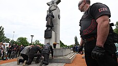 Proputinovská motorká�ská skupina No�ní vlci uctila památku padlých sov�tských...