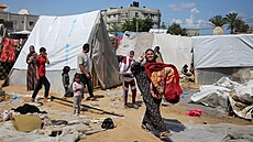 Palestinci se pipravují na evakuaci stanového tábora poté, co izraelské síly...