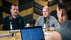 Hosty podcastu jsou Vojtch Domlátil (vpravo) a Ivan Sobika, bývalí svdkové...