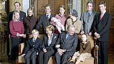 Belgická královská rodina. Vlevo stojí princ belgický, arcivévoda rakouský...