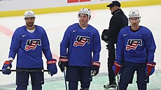 Ameri�ané Seth Jones, Zach Werenski a Jake Sanderson na tréninku p�ed...