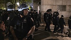 Newyorská policie vyklidila budovu Kolumbijské univerzity, kde se p�edtím...