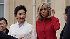Francouzský prezident Emmanuel Macron a jeho manelka Brigitte Macronová vítají...