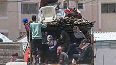 Lidé utíkají z východní ásti Rafáhu poté, co izraelská armáda zaala evakuovat...