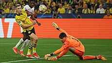 Dortmundský gólman Gregor Kobel zasahuje v utkání proti PSG.
