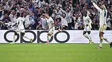 Fotbalisté Realu se radují z gólu proti Bayernu.