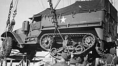 Halftrack eskoslovenské samostatné obrnné brigády pi nakládání na lo pro...