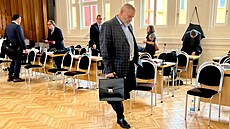 Obalovaný bývalý senátor Alexandr Novák opoutí soudní sí. (9. kvtna 2024)
