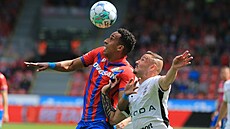 Plze�ský k�ídelník Jhon Mosquera (vlevo) v souboji s Dominikem Kostkou z Mladé...