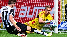 Olomoucký branká� Tadeá� Stoppen zasahuje proti st�ele Petra Juli�e z Hradce...