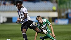 �eskobud�jovický úto�ník Musa Alli uniká s mí�em v utkání proti Bohemians.