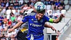 Olomoucký zálo�ník Radim Breite hlavi�kuje p�ed Danielem Horákem z Hradce...