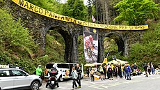Fanouci podél trati druhé etapy Gira a vzpomínka na Marka Pantaniho