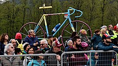 Fanouci podél trati druhé etapy Gira a vzpomínka na Marka Pantaniho