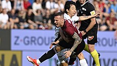 Spar�anský k�ídelník Luká� Haraslín padá v souboji se Sung-pi Kimem ze Slovácka.