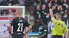 Rozhod�í Ladislav Szikszay vylu�uje v utkání proti Slavii ostravského úto�níka...