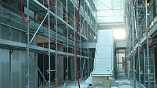Nový eskalátor u vstupu do OC Luiny v prbhu rekonstrukce