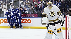 Jeremy Swayman loví puk ze sít� b�hem �estého utkání série, zatímco hrá�i...