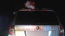 Pra��tí strá�níci na�li p�i kontrole u h�bitova auto polité �ervenou barvou a...