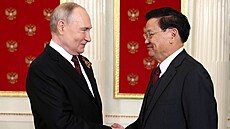 Tradiní vojenské pehlídky v Moskv se zúastnil i laoský prezident Thongloun...