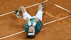 Ruský tenista Andrej Rubljov se raduje z titulu na turnaji v Madridu.