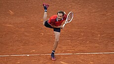 Ruský tenista Daniil Medved�v podává ve �tvrtfinále turnaje v Madridu.