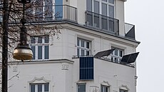 Soukromá balkonová solární elektrárna na jednom z dom v Berlín (23. února...
