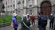 Turisté ped budovou Trinity College v Dublinu, kde je  stedovká Kniha z...