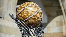 Dominantou poháru je basketbalový mí s oplátním z pryskyice nesoucí v sob fragmenty 24karátového zlata.