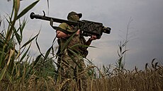 Ukrajinský voják drí protiletadlovou stelu Stinger na pozici v pední linii v...