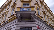 D�m, kde býval hostinec U labut� na rohu Radlické a Bieblovy. Rok 2024