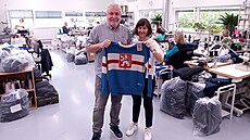 V�rná replika dresu, ve kterém získali �eskosloven�tí hokejisté titul mistr�...