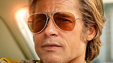 V Tenkrát v Hollywoodu hraje kaskadéra Brad Pitt.