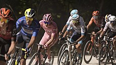 Tadej Poga�ar z UAE v r��ovém dresu b�hem �otolinového úseku v �esté etap� Gira.