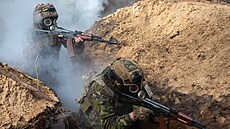 Výcvik ukrajinských voják pro boj s chemickými zbranmi (Charkov, 29. února...