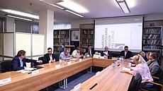 Emeritní d�kan Národohospodá�ské fakulty V�E Zden�k Chytil (úpln� vlevo) se...