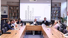 Emeritní d�kan Národohospodá�ské fakulty V�E Zden�k Chytil (úpln� vlevo) se...