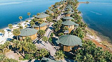 Resort na ostrov nabízí 26 bungalov a typodlaní klubovnu s restaurací.