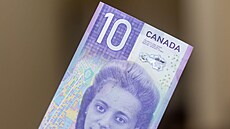 Kanadská desetidolarová bankovka, která je vertikáln orientovaná, vstoupila do...