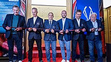 Nová hokejová Sí� slávy v ulici Nekázanka, pásku p�est�ihli zleva: Alois...
