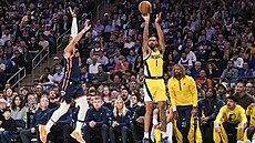 Obi Toppin z Indiany st�ílí na ko� New Yorku, clonit se ho sna�í Jalen Brunson.