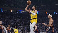 Tyrese Haliburton z Indiany st�ílí na ko� New Yorku.