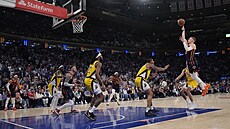 Donte DiVincenzo z New Yorku st�ílí na ko� Indiany.