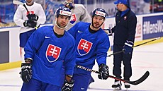 Mário Grman (vlevo) a Marko Dao na tréninku slovenských hokejist v Ostrava...