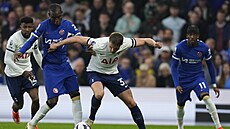 Micky van de Ven (vpravo) z Tottenhamu v souboji s Nicolasem Jacksonem z...