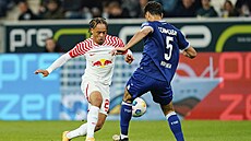 Xavi Simons (vlevo) z Lipska brán�ný Ozanem Kabakem z Hoffenheimu.